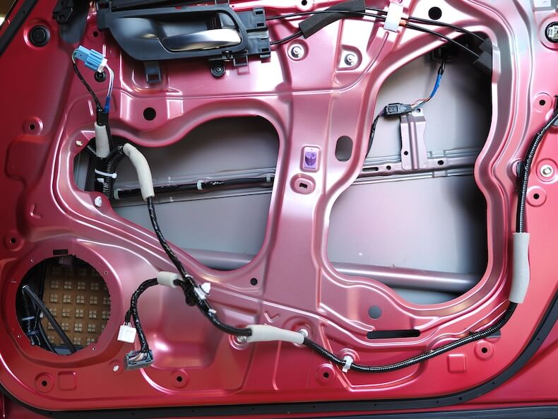 ホンダフィットのフロントドアの制振