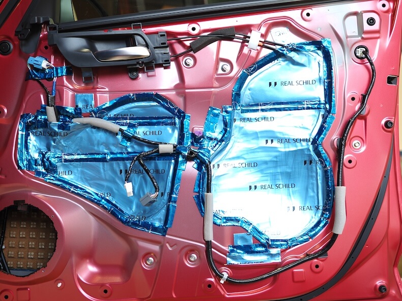 ホンダフィットのフロントドアの制振