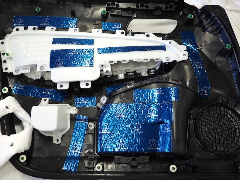 ホンダフィットのフロントドア内張を制振