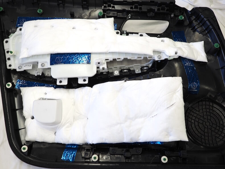 ホンダフィットのフロントドア内張を制振