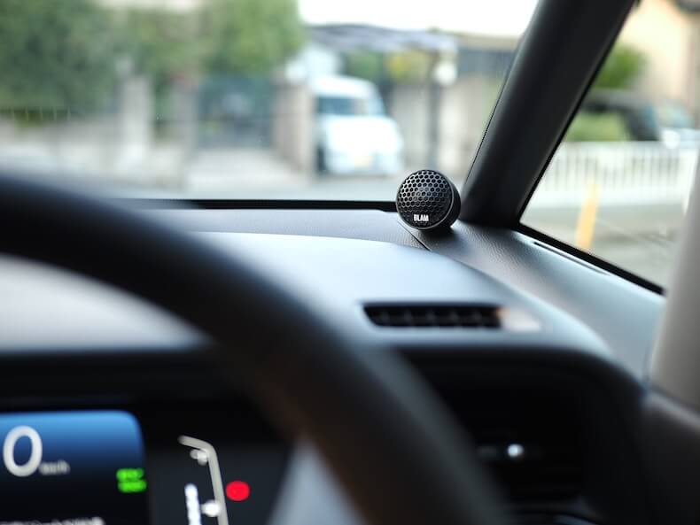 ホンダフィットのダッシュボード上にブラムのツィーターを取り付け