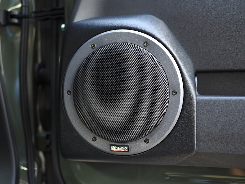 スズキジムニーシエラのドアにディナウディオのスピーカーを取り付け