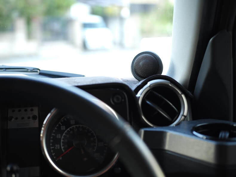 スズキジムニーシエラのダッシュボード上にディナウディオのツィーターを取り付け