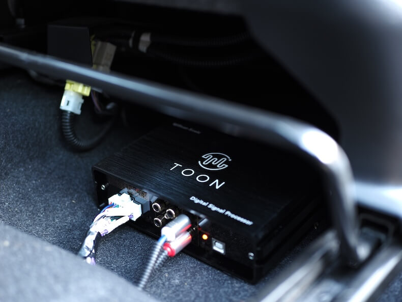 スズキジムニーシエラのシート下にアンプ内蔵DSPを取り付け