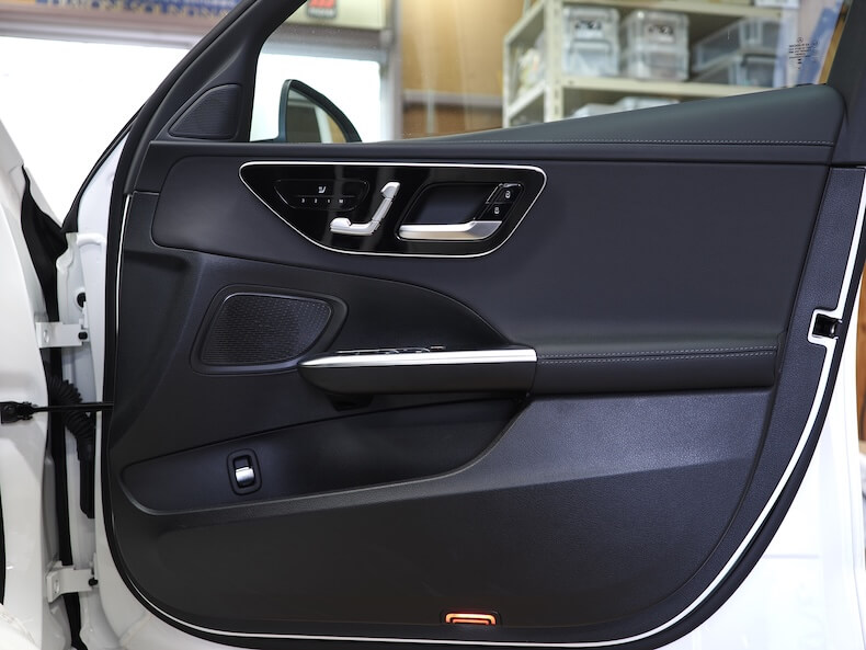 メルセデスベンツCクラスW206のフロントドア内張