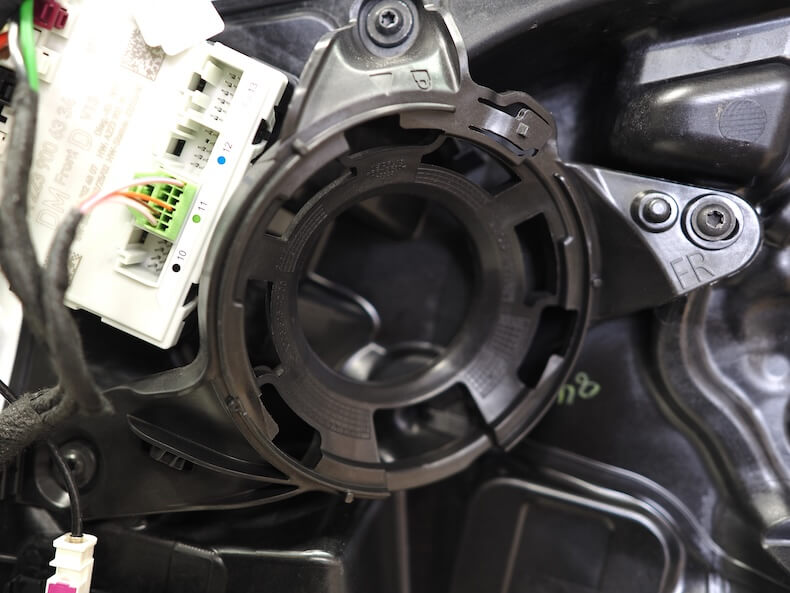 メルセデスベンツCクラスW206のフロントドアスピーカーを取り外し