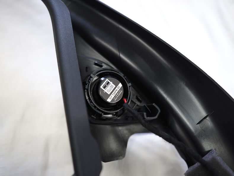 メルセデスベンツCクラスW206のフロントドアサイドミラー裏パネルにヘリックスコンポーズシリーズCi7のツィーターを取り付け