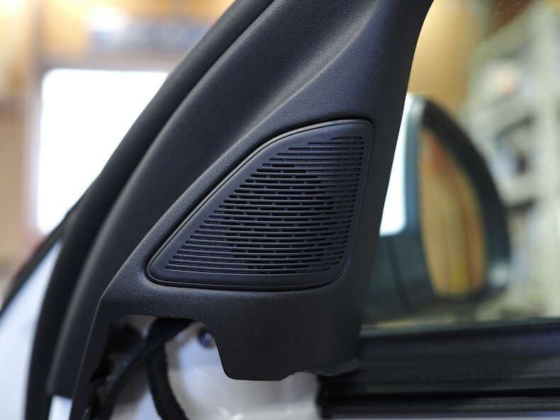 メルセデスベンツCクラスW206のフロントドアサイドミラー裏パネルにヘリックスコンポーズシリーズCi7のツィーターを取り付け