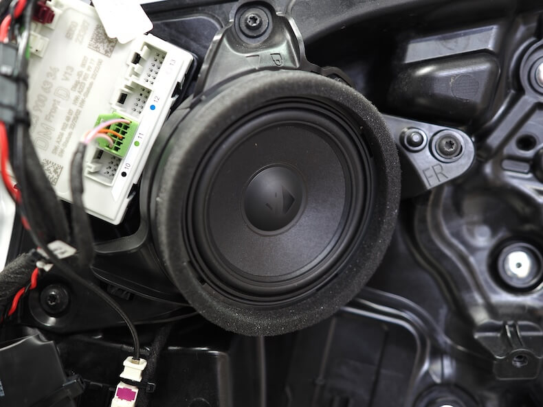 メルセデスベンツCクラスW206にヘリックスのスピーカーを取り付け