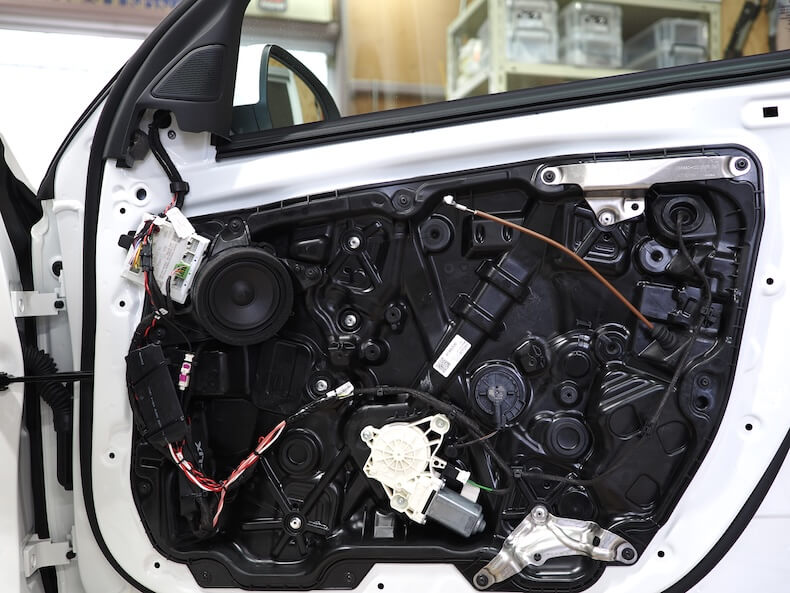 メルセデスベンツCクラスW206にヘリックスのスピーカーを取り付け