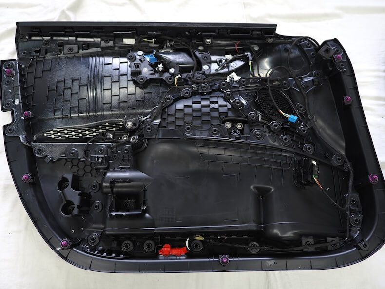 メルセデスベンツCクラスW206のドア内張を制振