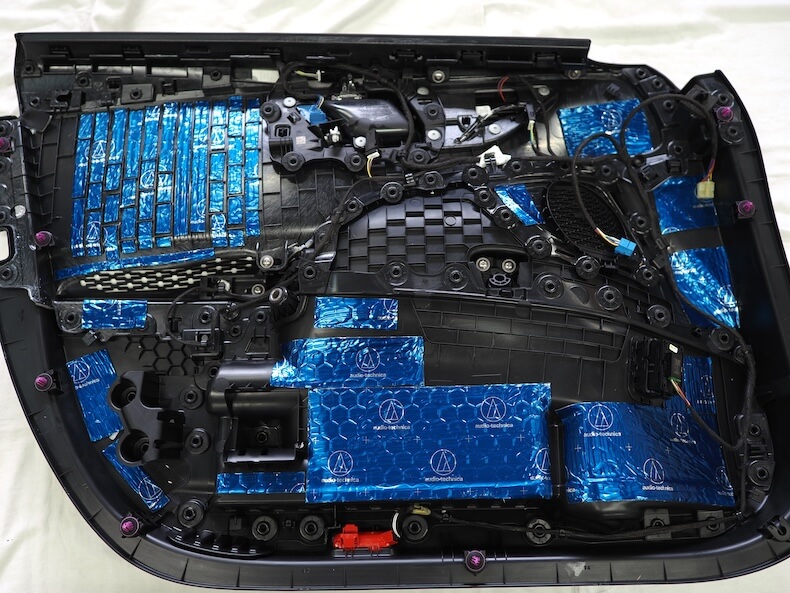 メルセデスベンツCクラスW206のドア内張を制振