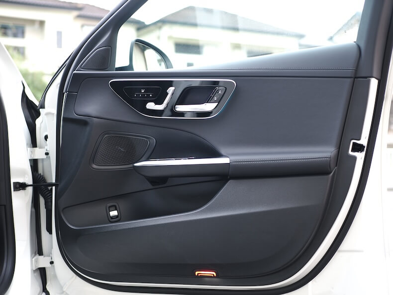 メルセデスベンツCクラスW206にヘリックスのスピーカーを取り付け