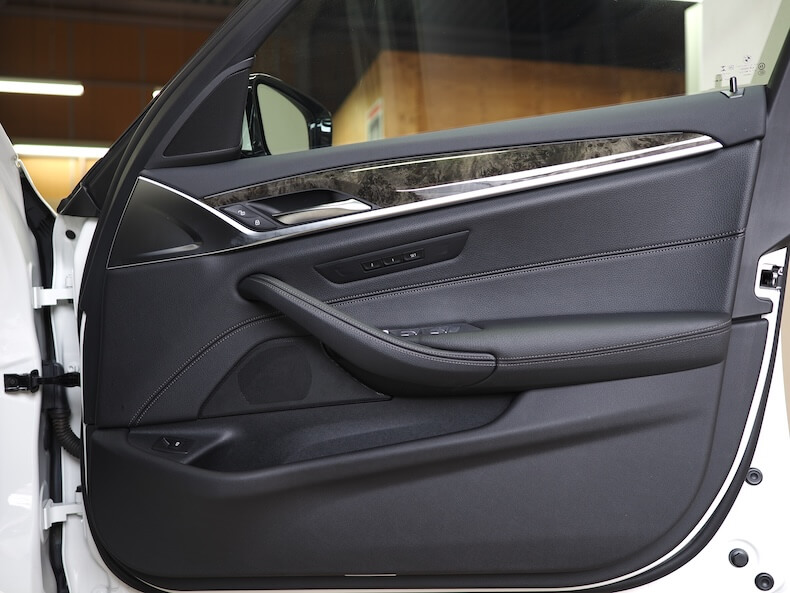 BMW5シリーズのフロントドア内張