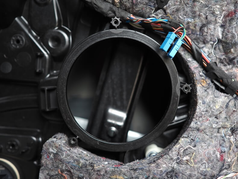 BMW5シリーズのフロントドアスピーカーを取り外し