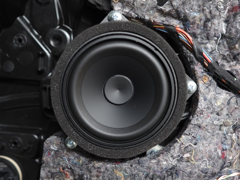 BMW5シリーズのドアにオーディソンのスピーカーを取り付け