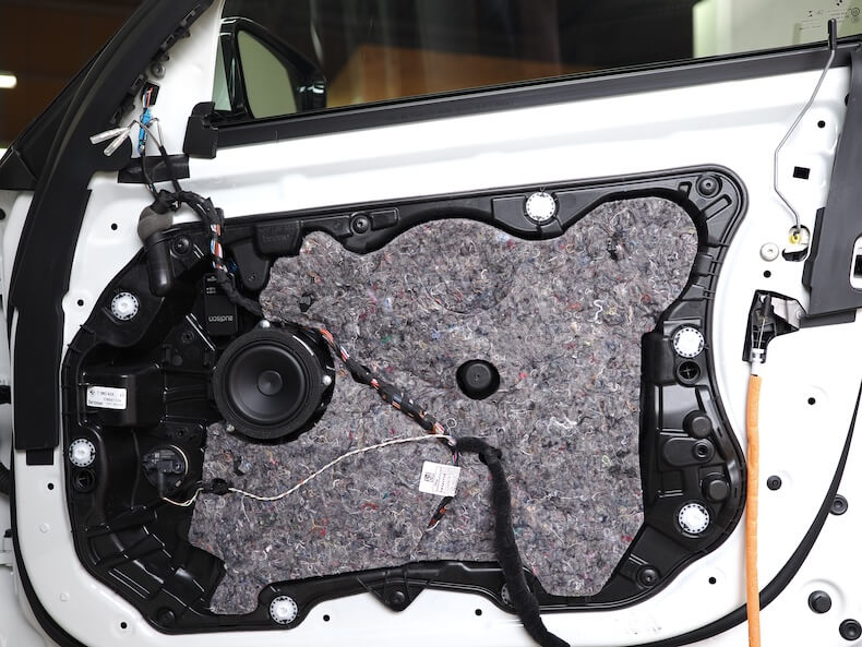 BMW5シリーズのドアにオーディソンのスピーカーを取り付け