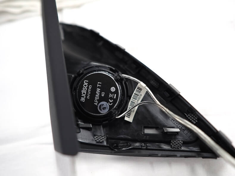 BMW5シリーズのミラー裏のパネルにオーディソンのツィーターを取り付け