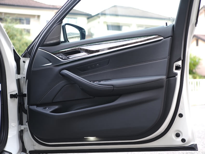 BMW5シリーズのドアにオーディソンのスピーカーを取り付け