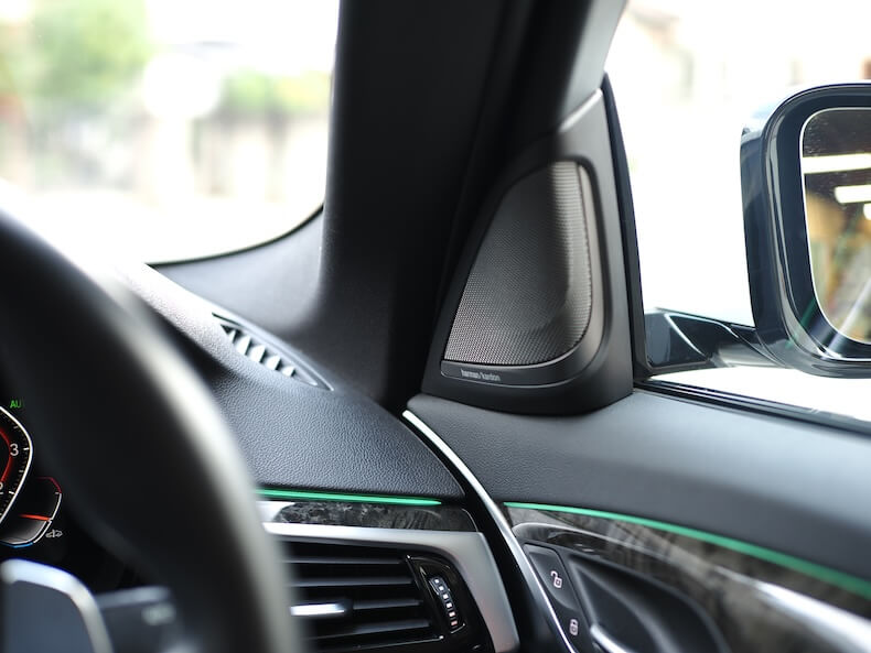 BMW5シリーズのドアにオーディソンのスピーカーを取り付け