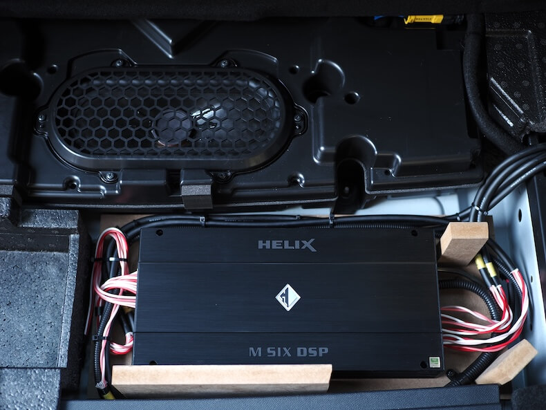 シトロエンC5Xのトランク下部にヘリックスのDSPを取り付け