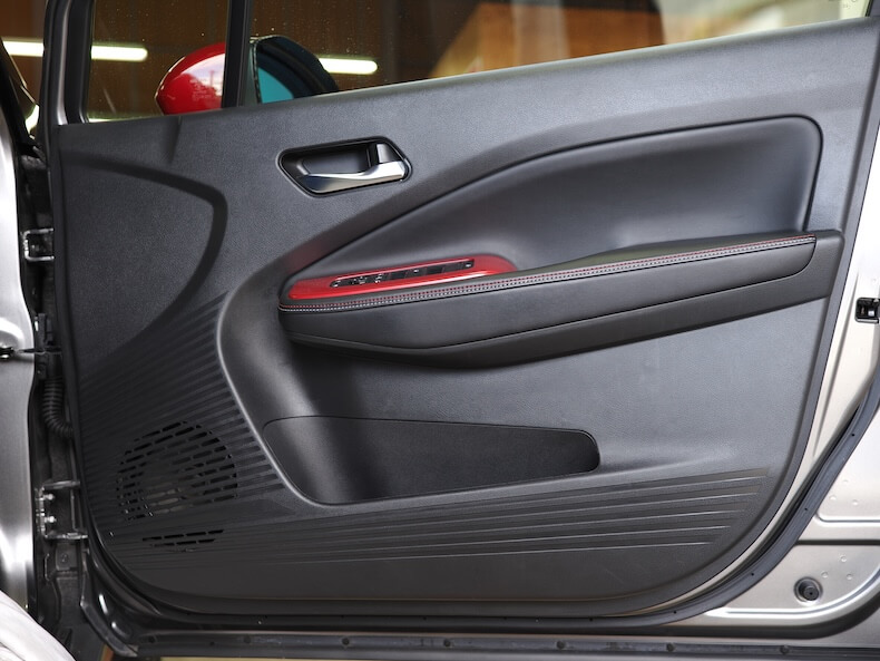 日産オーラのフロントドア内張