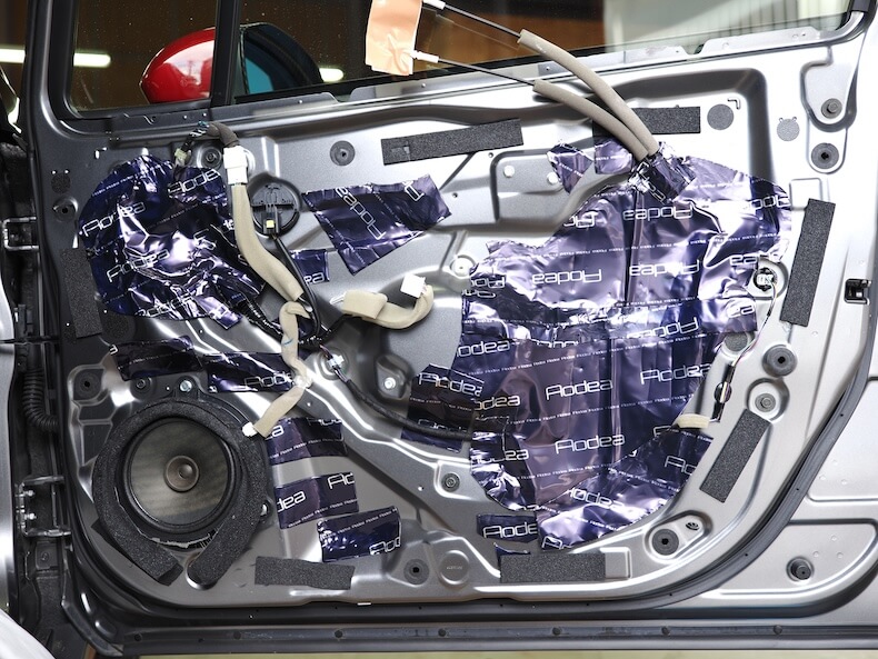 日産オーラのフロントドア内部