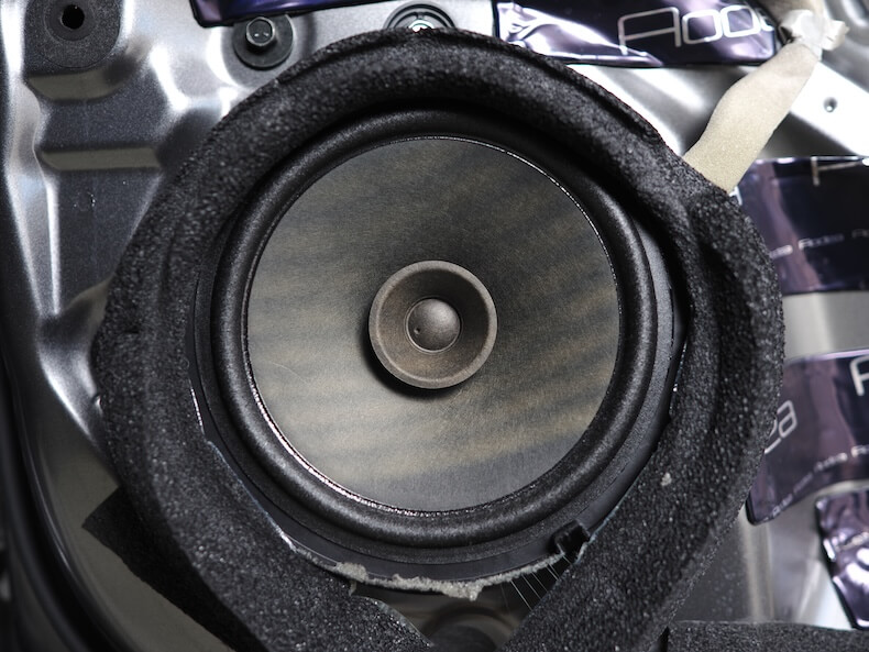 日産オーラのフロントドアスピーカー