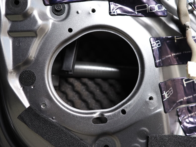 日産オーラのフロントドアスピーカーを取り外し