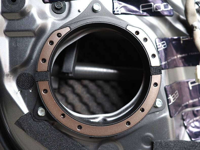 日産オーラのフロントドアにカロッツェリアの鉄製インナーバッフルを取り付け