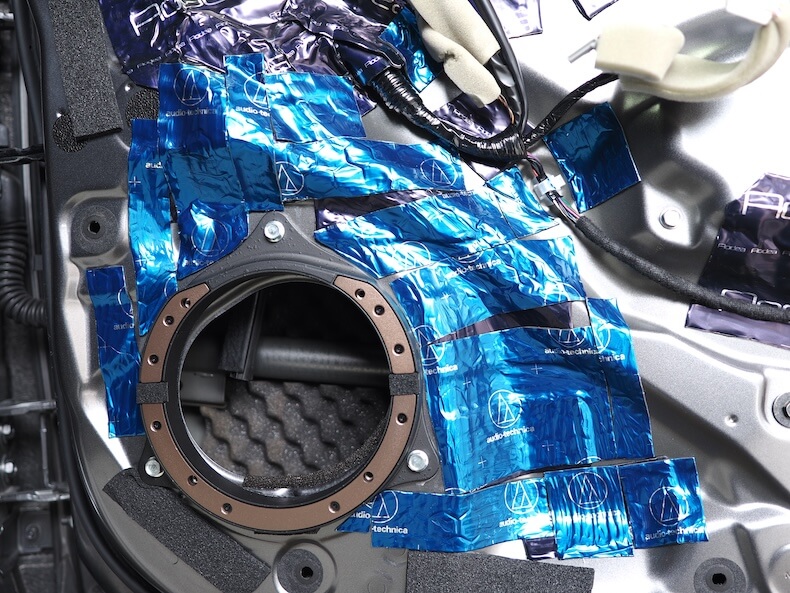 日産オーラのフロントドアを制振