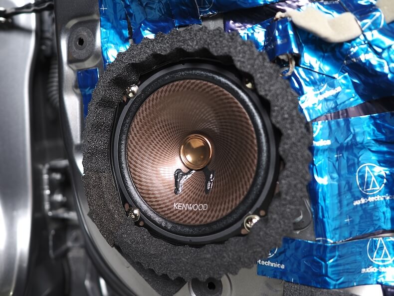 日産オーラのフロントドアにケンウッドのスピーカーを取り付け