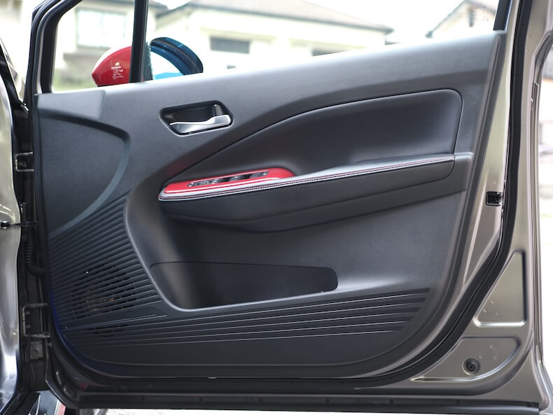 日産オーラのフロントドアにケンウッドのスピーカーを取り付け