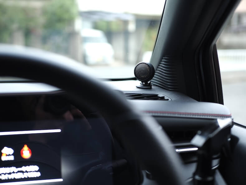 日産オーラのダッシュボード上にケンウッドのツィーターを取り付け