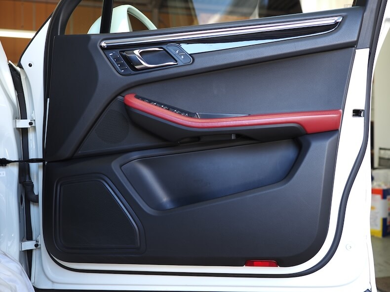 ポルシェマカンのフロントドア内張