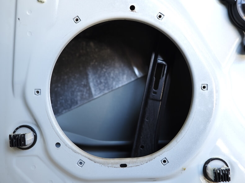 ポルシェマカンのフロントドアスピーカーを取り外し