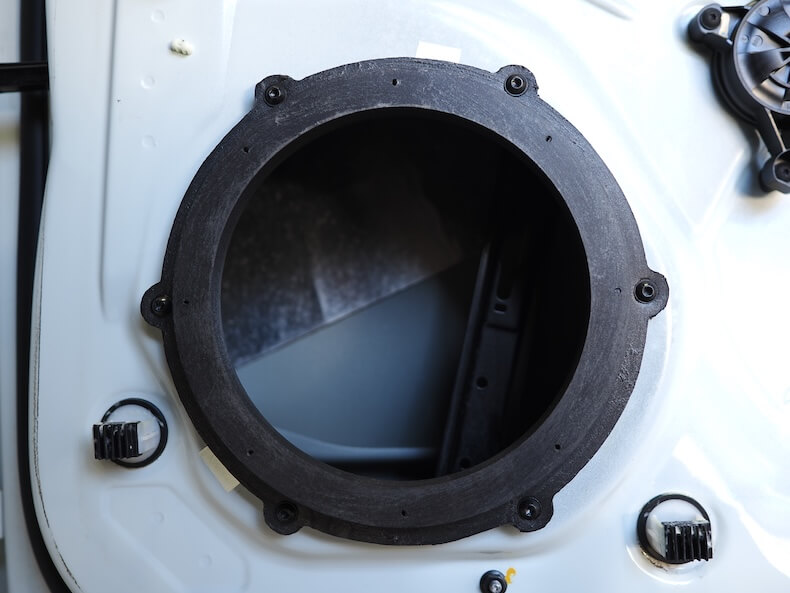 ポルシェマカンのフロントドアにインナーバッフルを取り付け