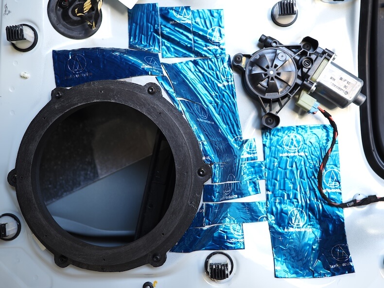 ポルシェマカンのフロントドアを制振