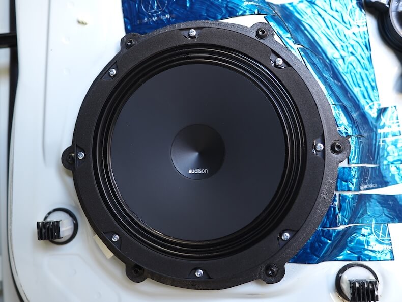 ポルシェマカンのフロントドアにオーディソンのスピーカーを取り付け