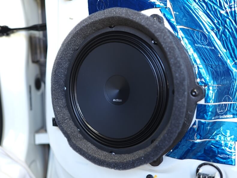 ポルシェマカンのフロントドアにオーディソンのスピーカーを取り付け