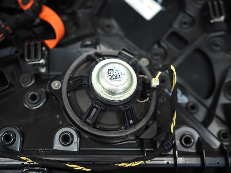 ポルシェマカンのドア内張ミッドレンジスピーカー