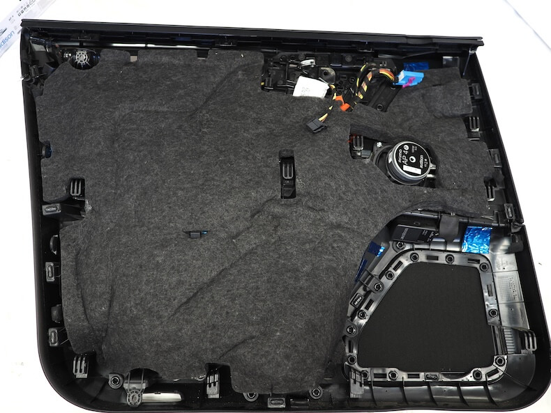 ポルシェマカンの内張を制振