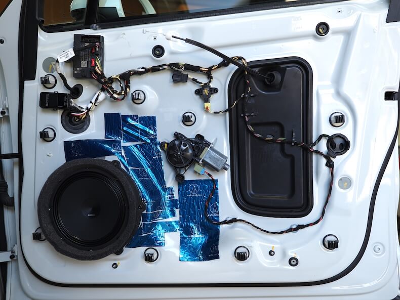 ポルシェマカンのフロントドアにオーディソンのスピーカーを取り付け