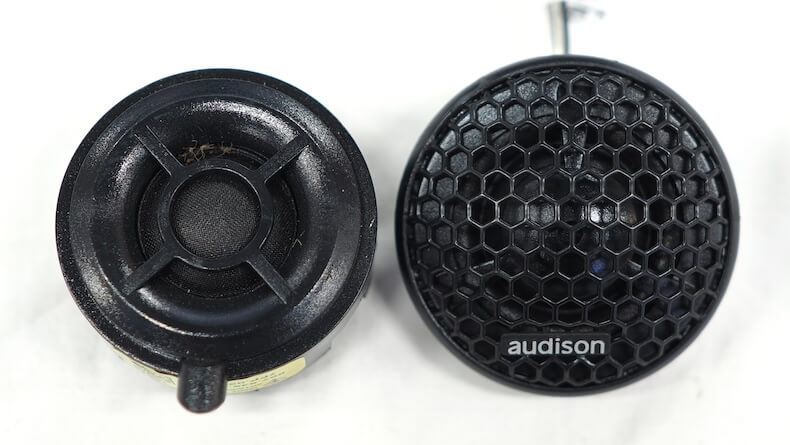 ポルシェマカンのダッシュボード上にあるツィーターとオーディソンのツィーター