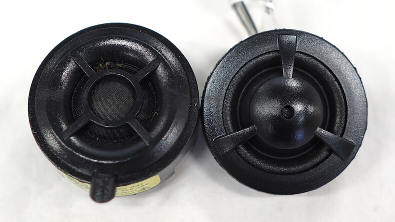 ポルシェマカンのダッシュボード上にあるツィーターとオーディソンのツィーター