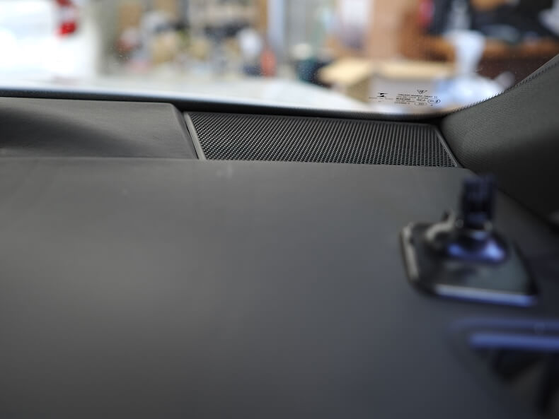 ポルシェマカンのダッシュボード上にあるツィーター