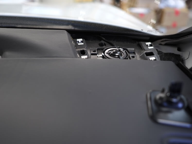 ポルシェマカンのダッシュボード上にオーディソンのツィーターを取り付け