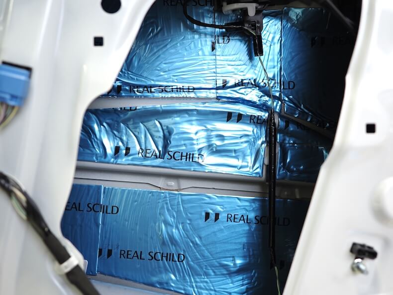 トヨタRAV4のフロントドアスピーカー裏を制振