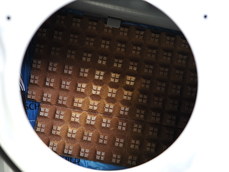 トヨタRAV4のフロントドアスピーカー裏を制振