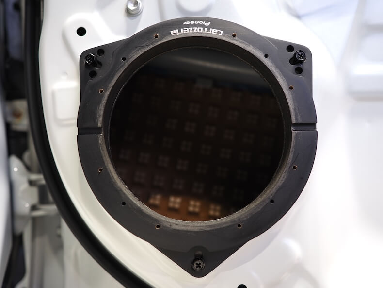 トヨタRAV4のフロントドアにインナーバッフルを取り付け